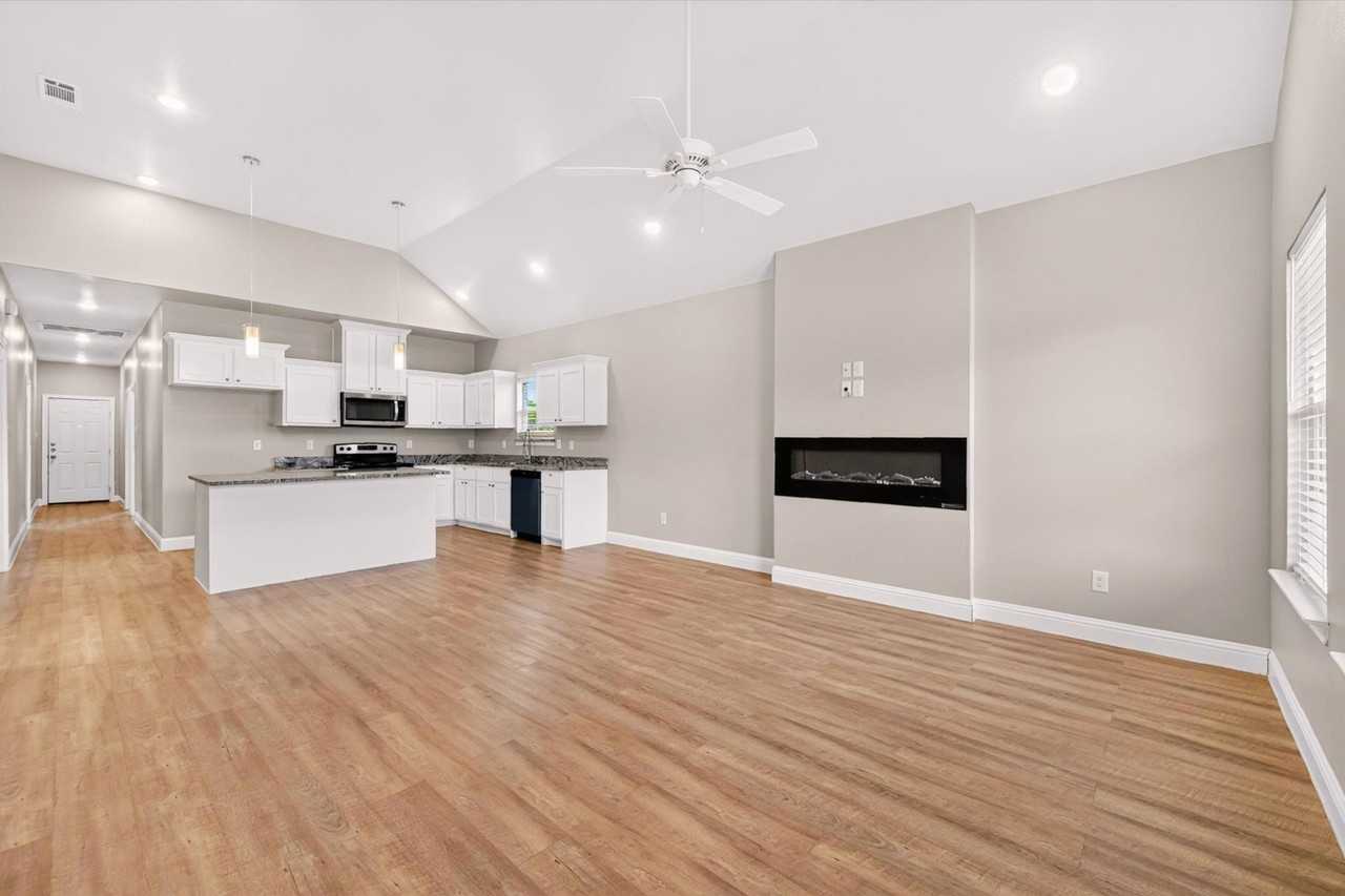 4607 Spencer St - Photo 4 of 17