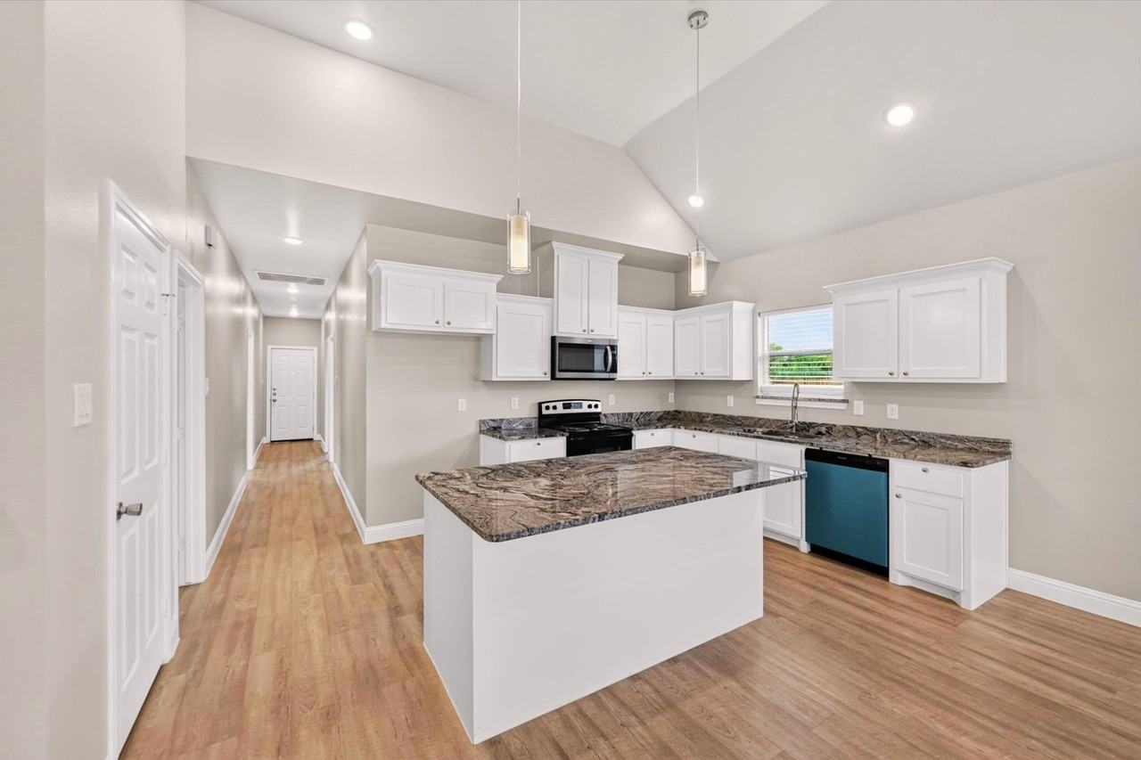4607 Spencer St - Photo 5 of 17