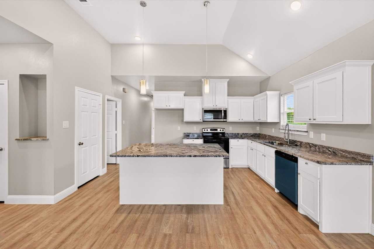 4607 Spencer St - Photo 6 of 17