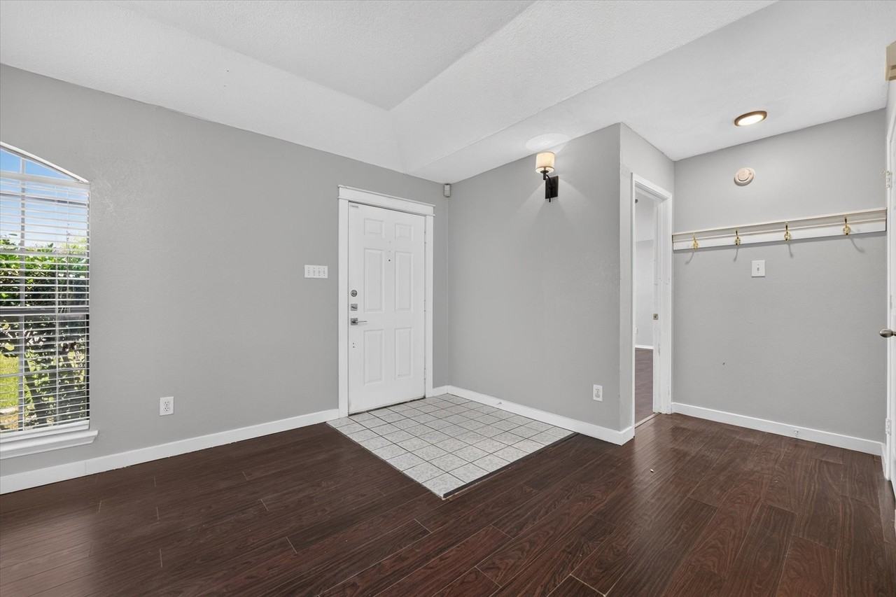 7001 Bentley Ave - Photo 3 of 28