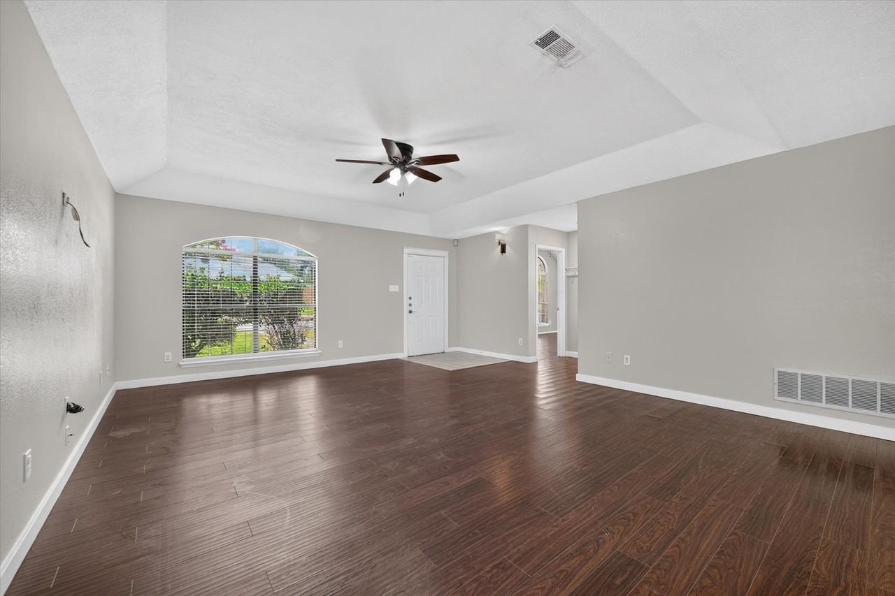 7001 Bentley Ave - Photo 6 of 28