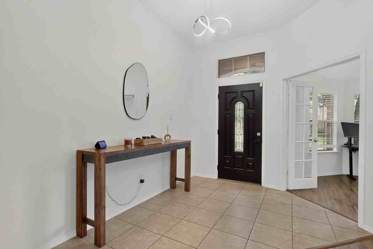 905 Lake Grove Dr - Photo 6 of 39