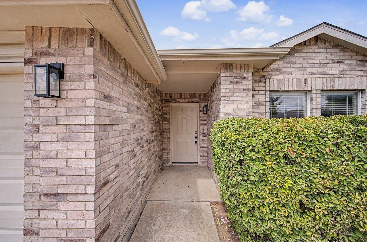 5225 Newcastle Ln - Photo 2 of 33