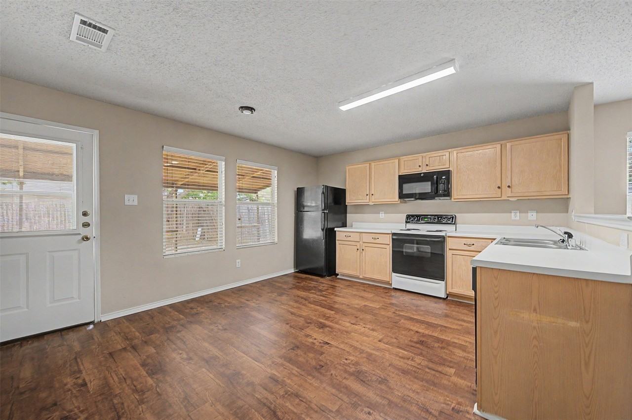 5225 Newcastle Ln - Photo 6 of 33