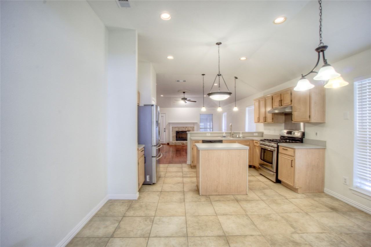 18243 Justice Ln - Photo 4 of 23