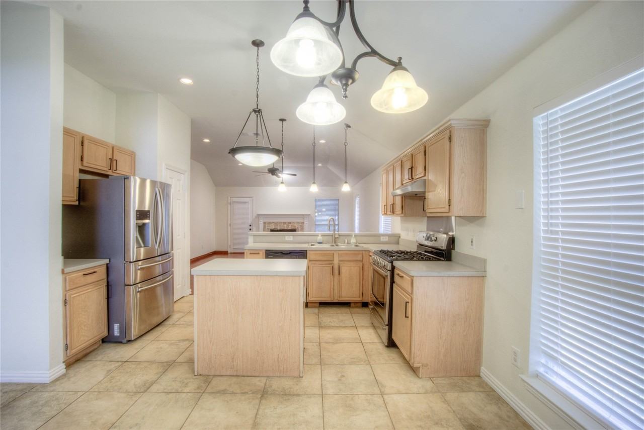 18243 Justice Ln - Photo 5 of 23