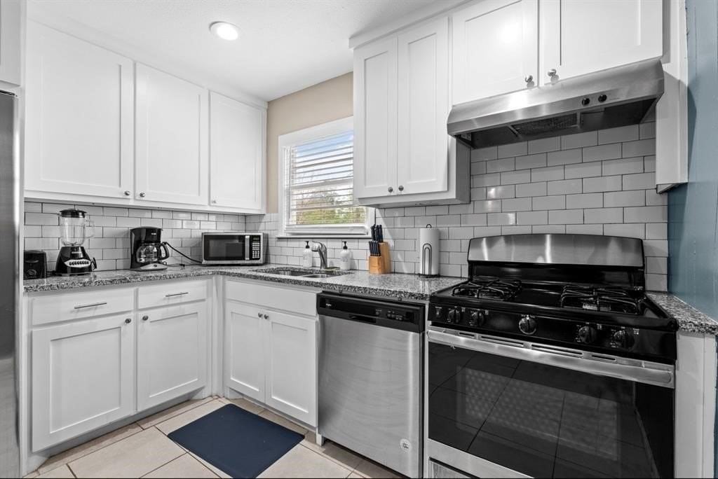 1110 Park St - Photo 4 of 29
