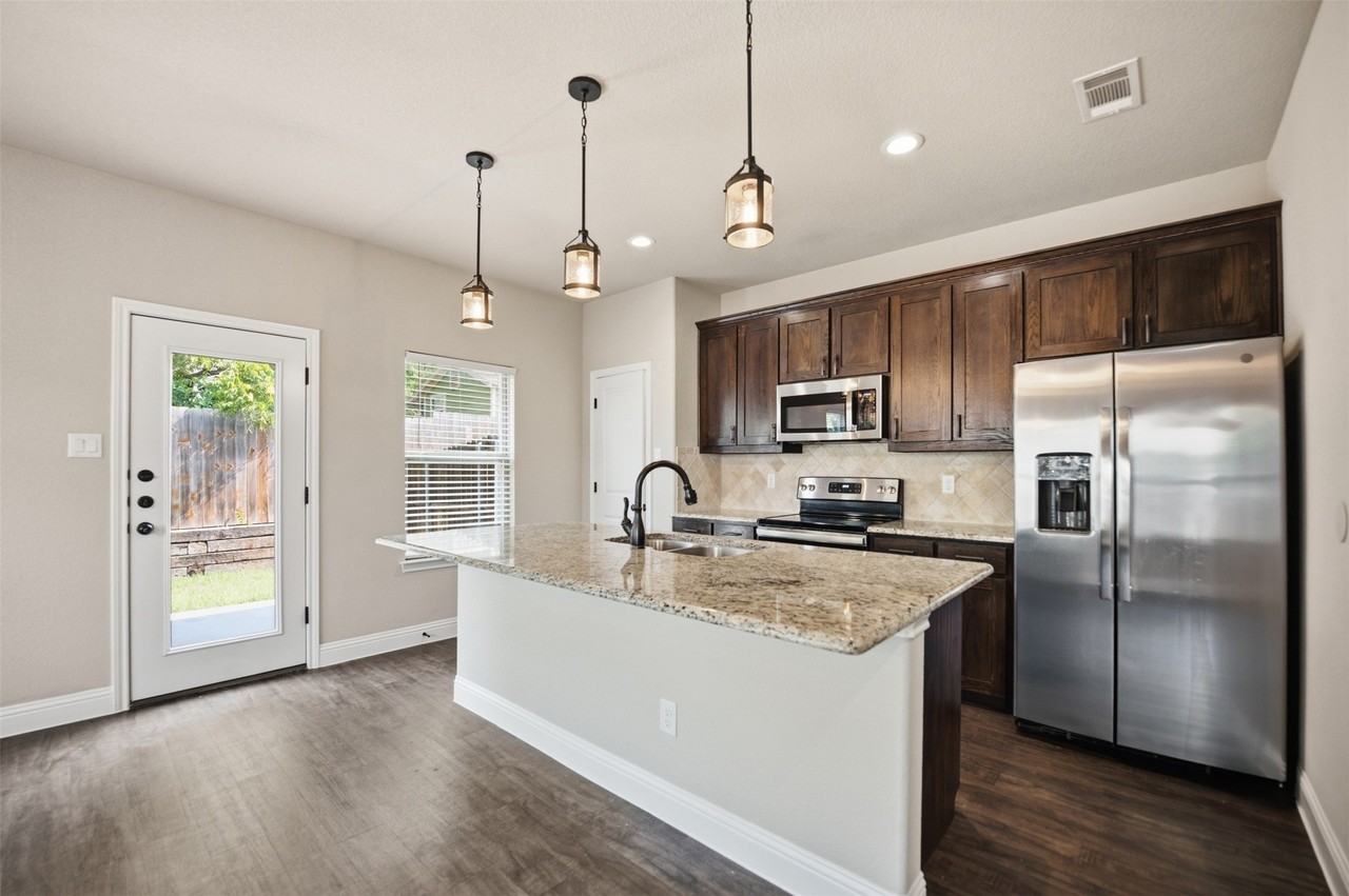 809 Jameson St - Photo 4 of 26