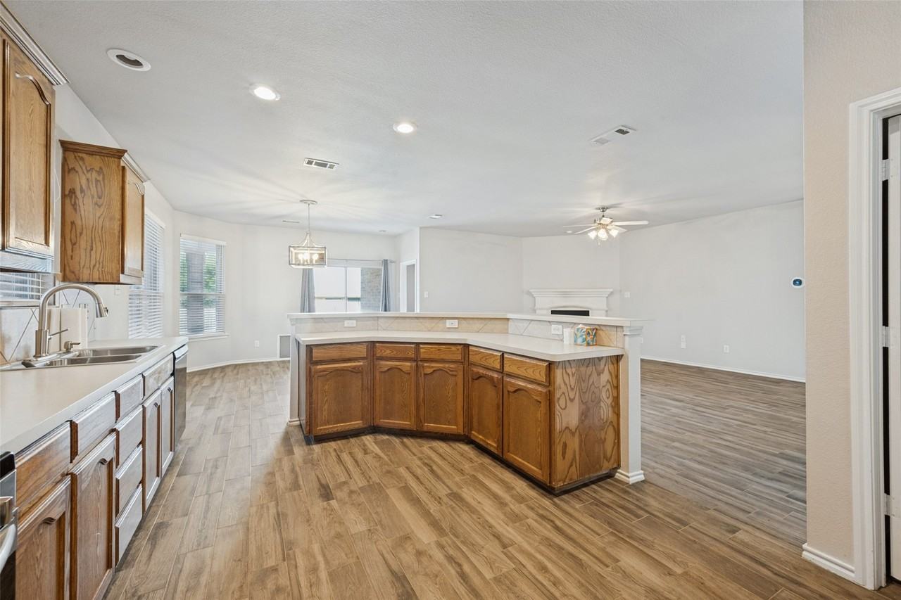 608 Mesa Ridge Ct - Photo 3 of 12