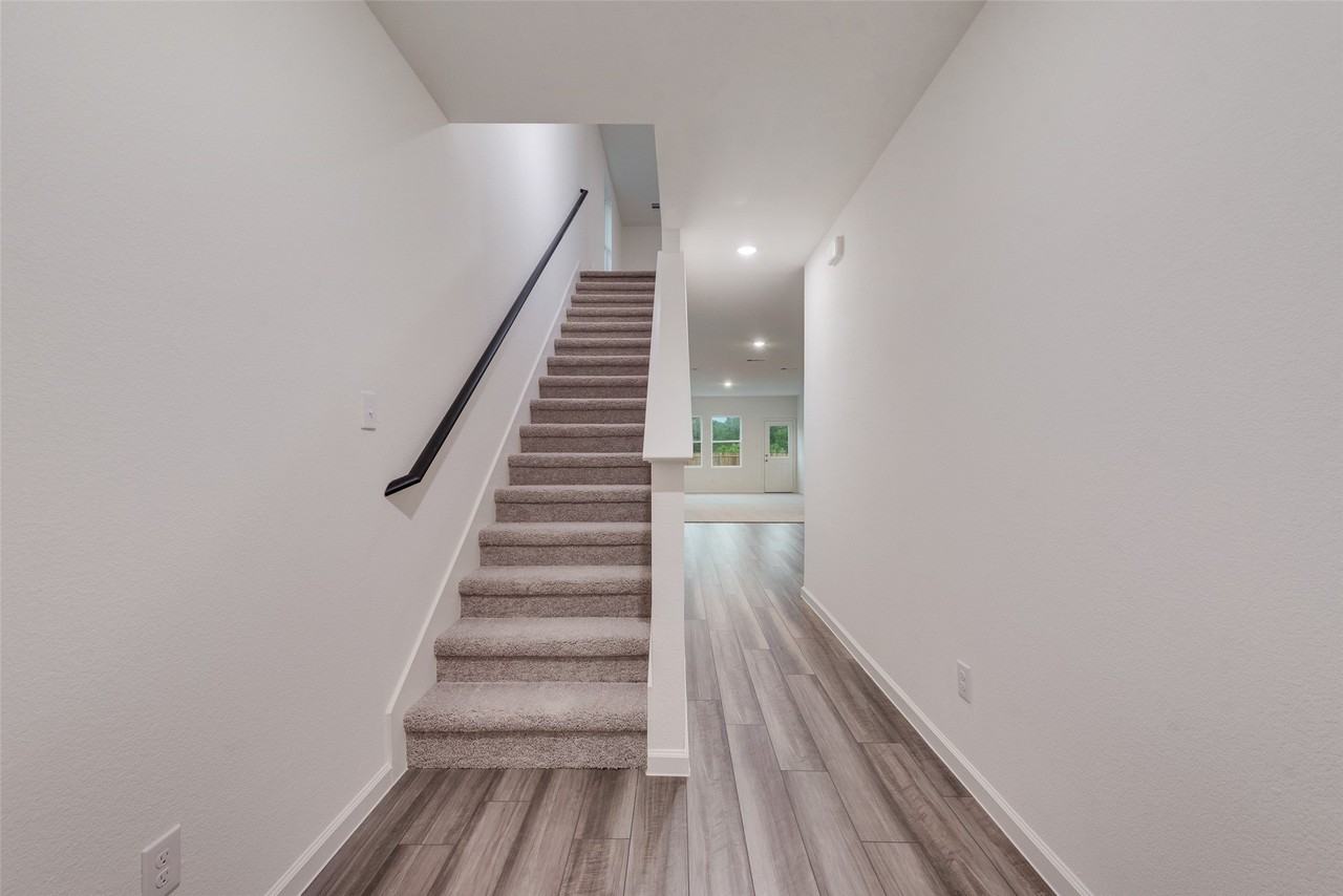 207 Bradford Dr - Photo 3 of 30