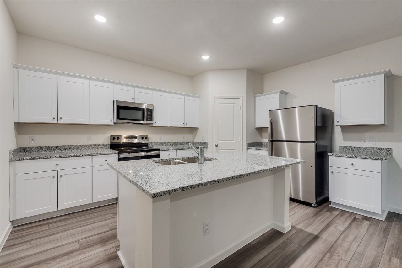 207 Bradford Dr - Photo 5 of 30