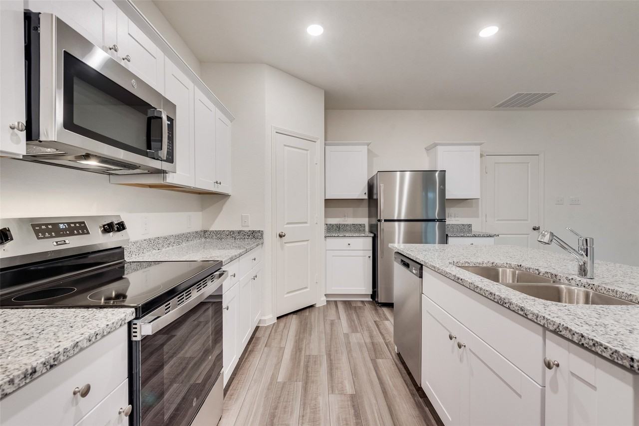 207 Bradford Dr - Photo 6 of 30