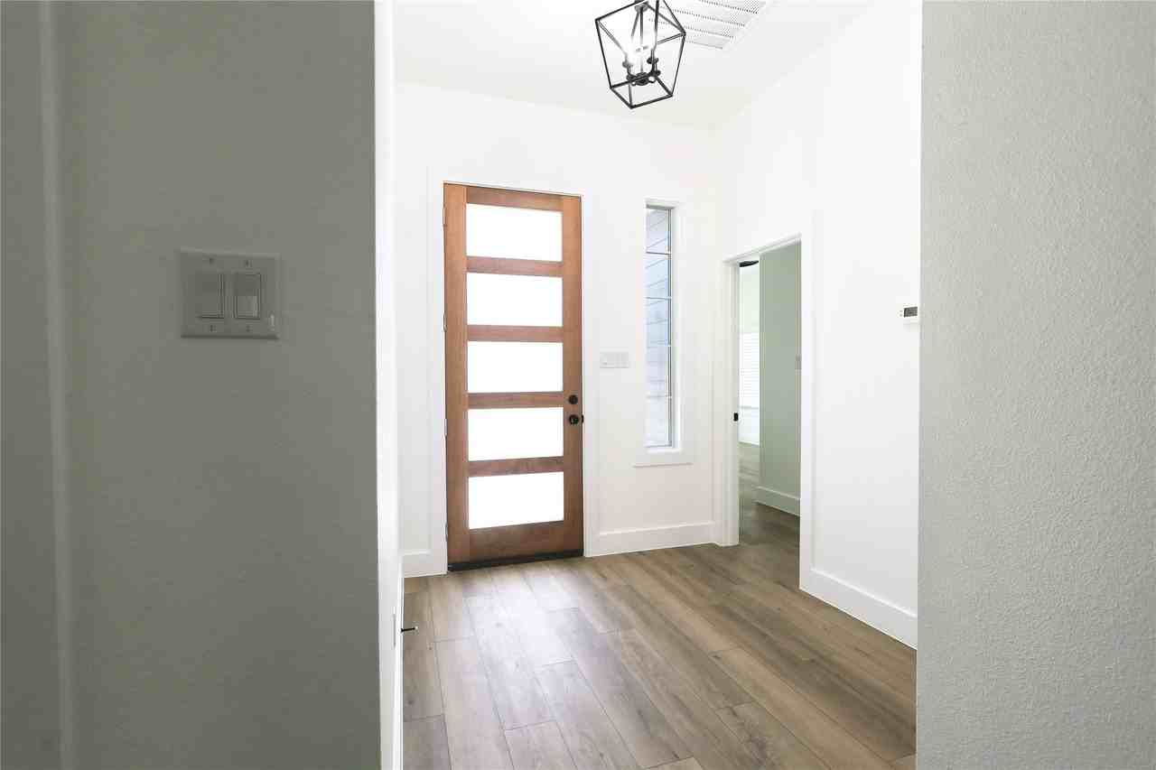 609 N Getzendaner St - Photo 3 of 19
