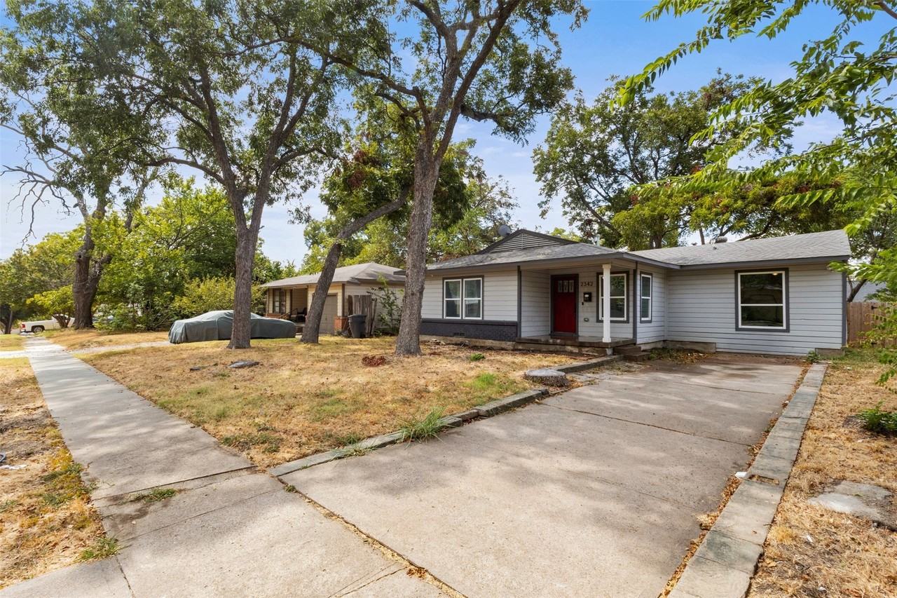 2342 Kingswood Dr - Photo 2 of 17