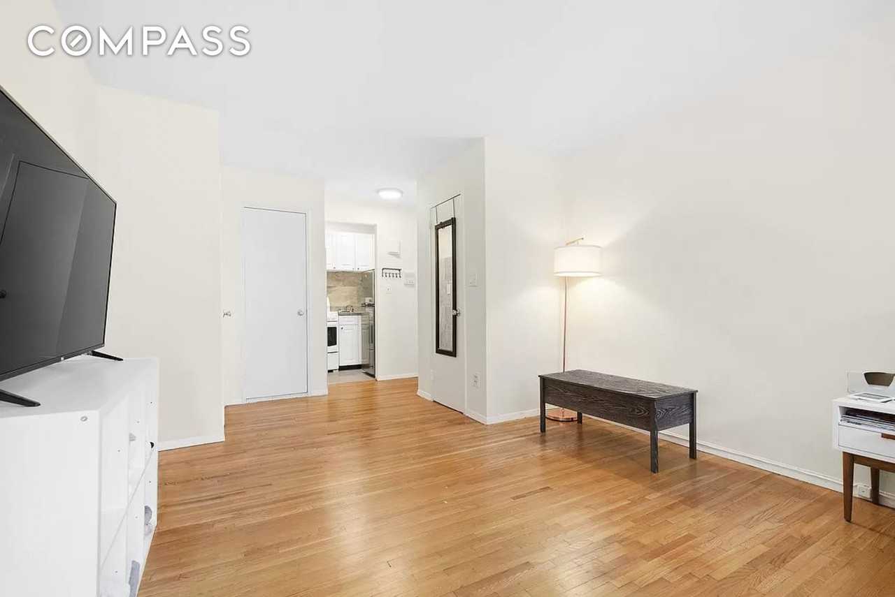 228 E 81st St #3D - Photo 3 of 7