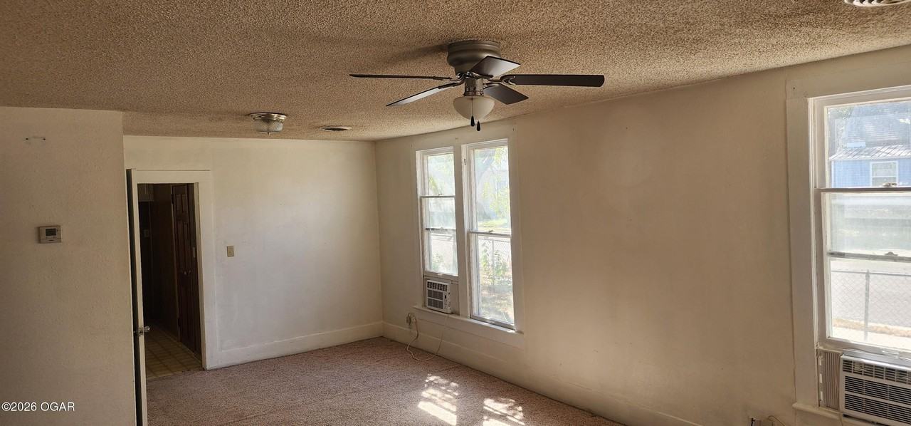 1527 S Moffet Ave - Photo 2 of 11