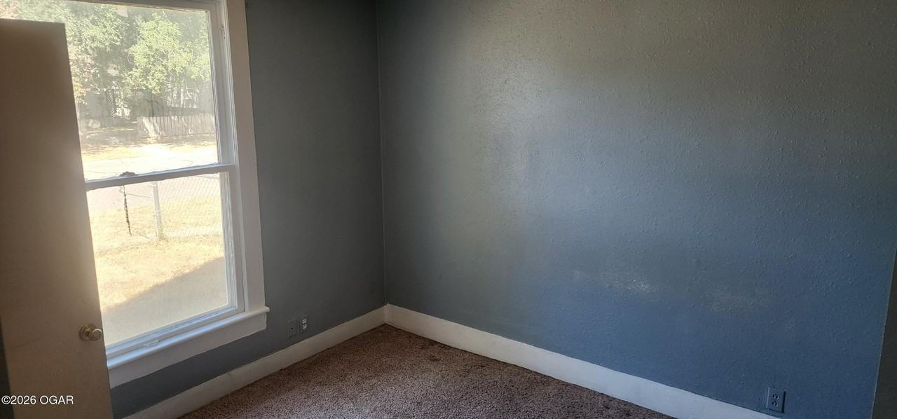 1527 S Moffet Ave - Photo 4 of 11
