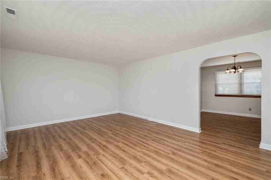 2504 Beaufort Ave - Photo 4 of 32