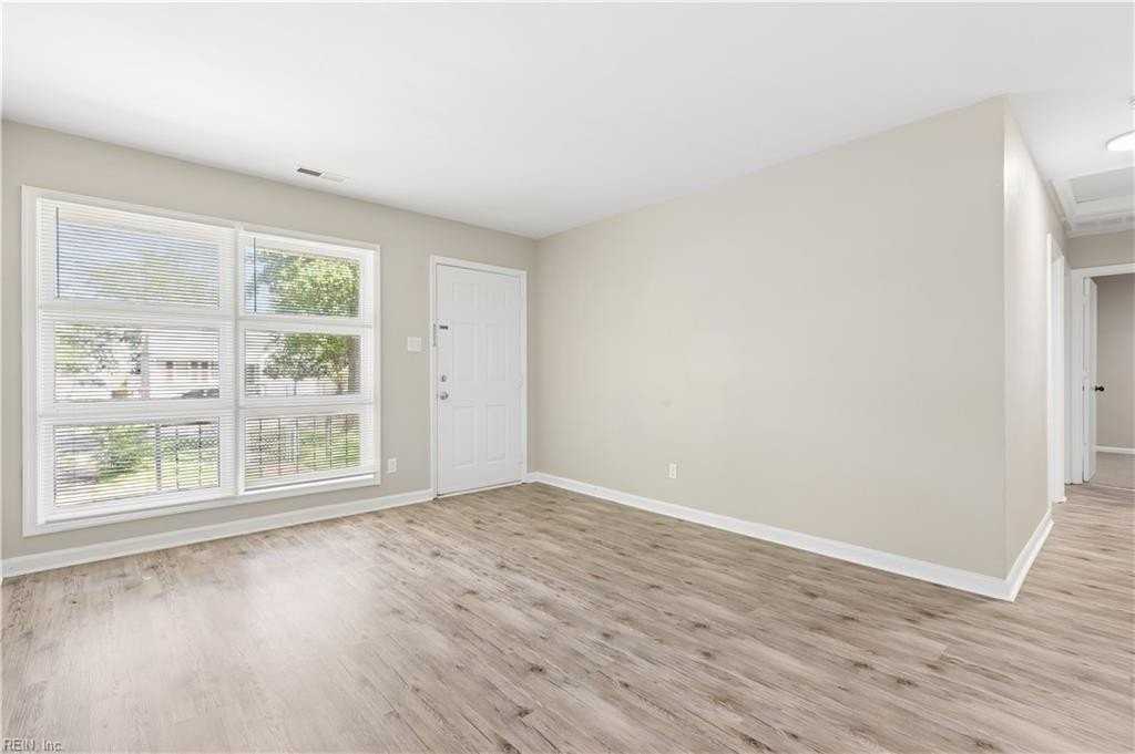 211 Woodview Ave #A - Photo 3 of 20