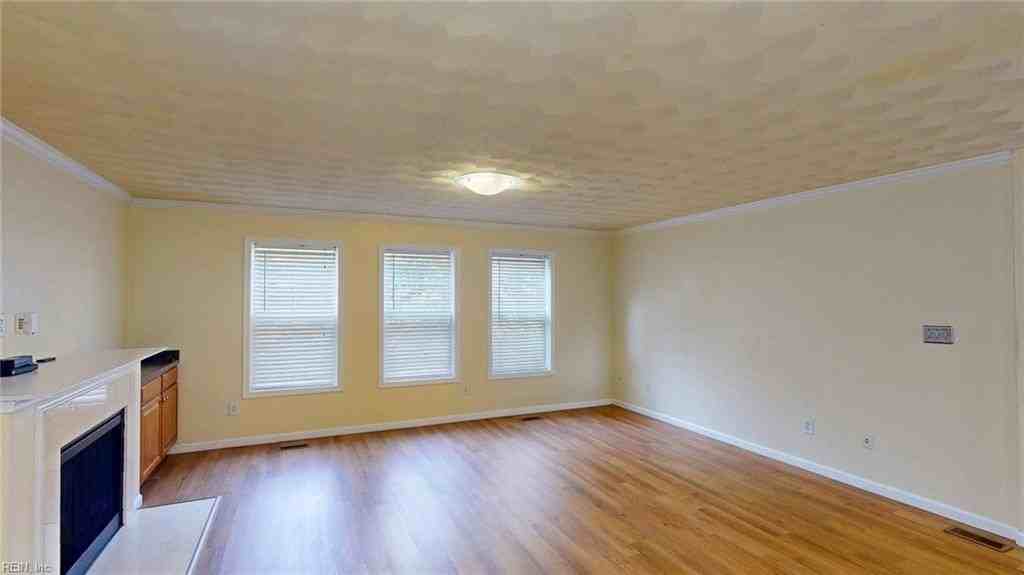 5565 Taylors Walke Ln - Photo 3 of 27