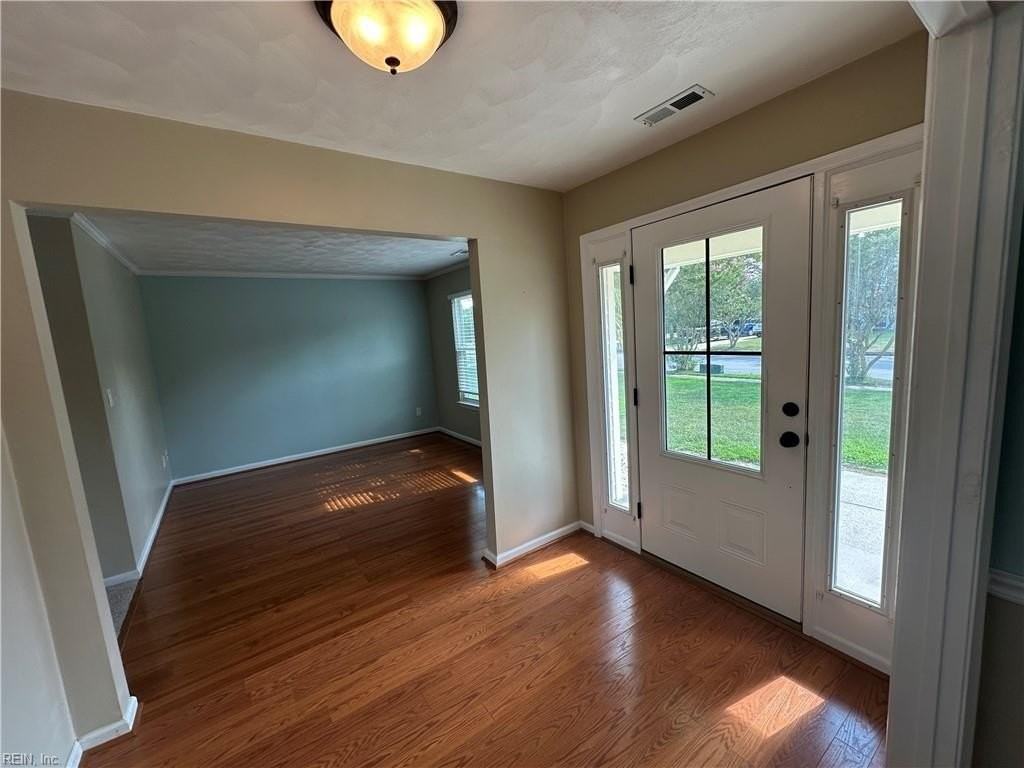 904 Gideon Rd - Photo 5 of 35