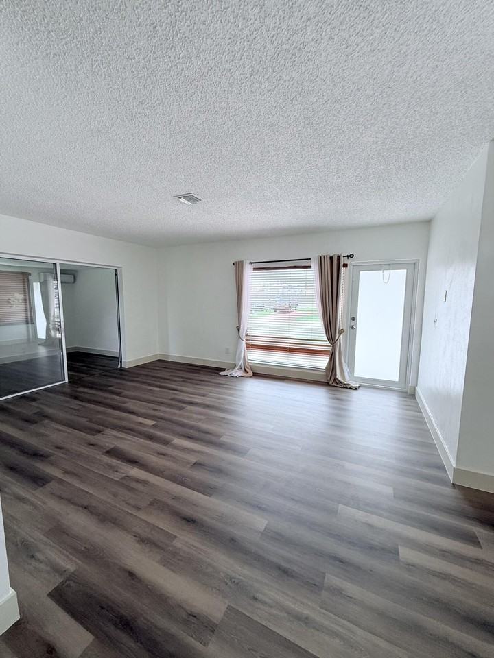 957 W 67th St - Photo 6 of 17