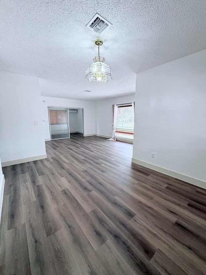 957 W 67th St - Photo 7 of 17