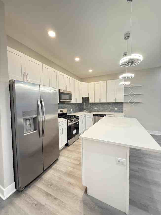5547 N Lincoln Ave - Photo 2 of 10