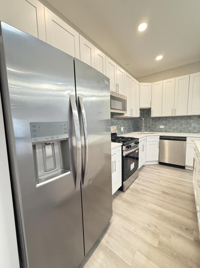 5547 N Lincoln Ave - Photo 3 of 10