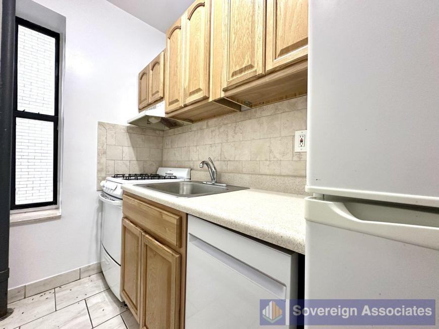 610 W 150th St - Photo 4 of 9