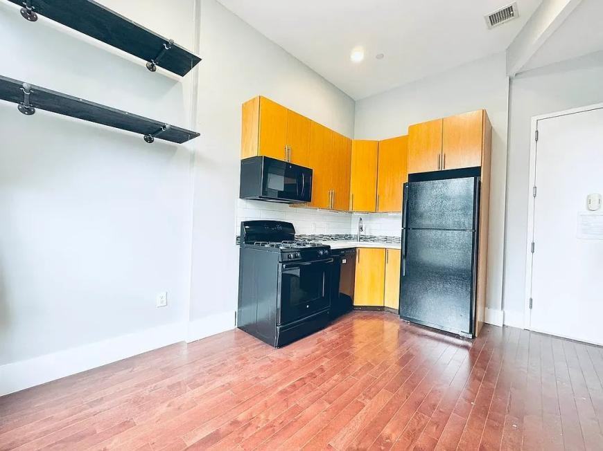 1190 Bedford Ave - Photo 3 of 6