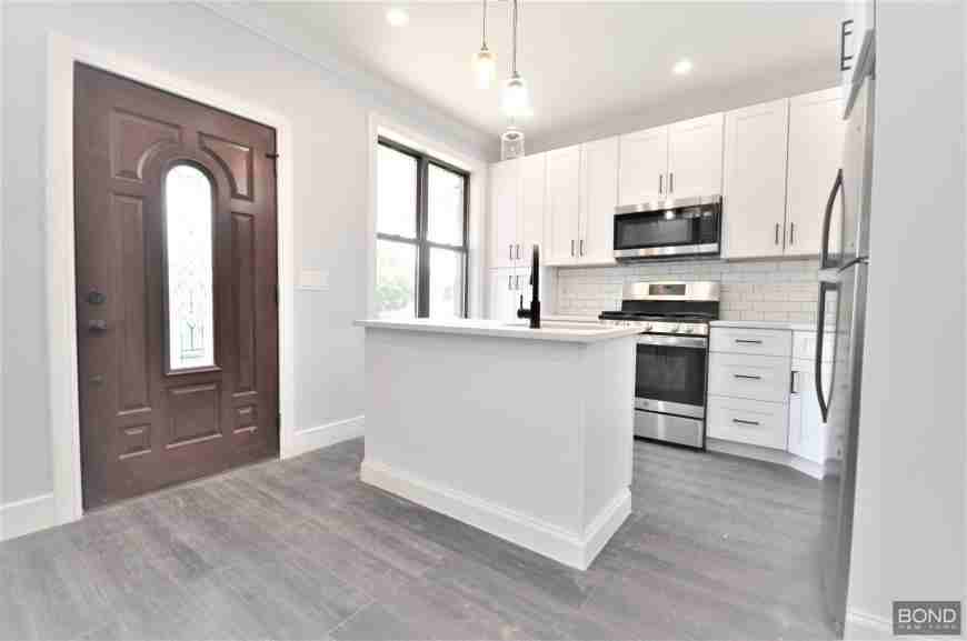 135 E 46th St - Photo 2 of 10