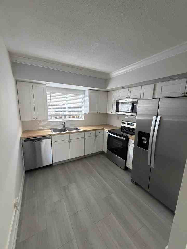 610 Ne 29th Dr #4 - Photo 7 of 8