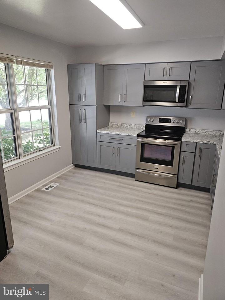 3312 Midland Ct - Photo 4 of 16