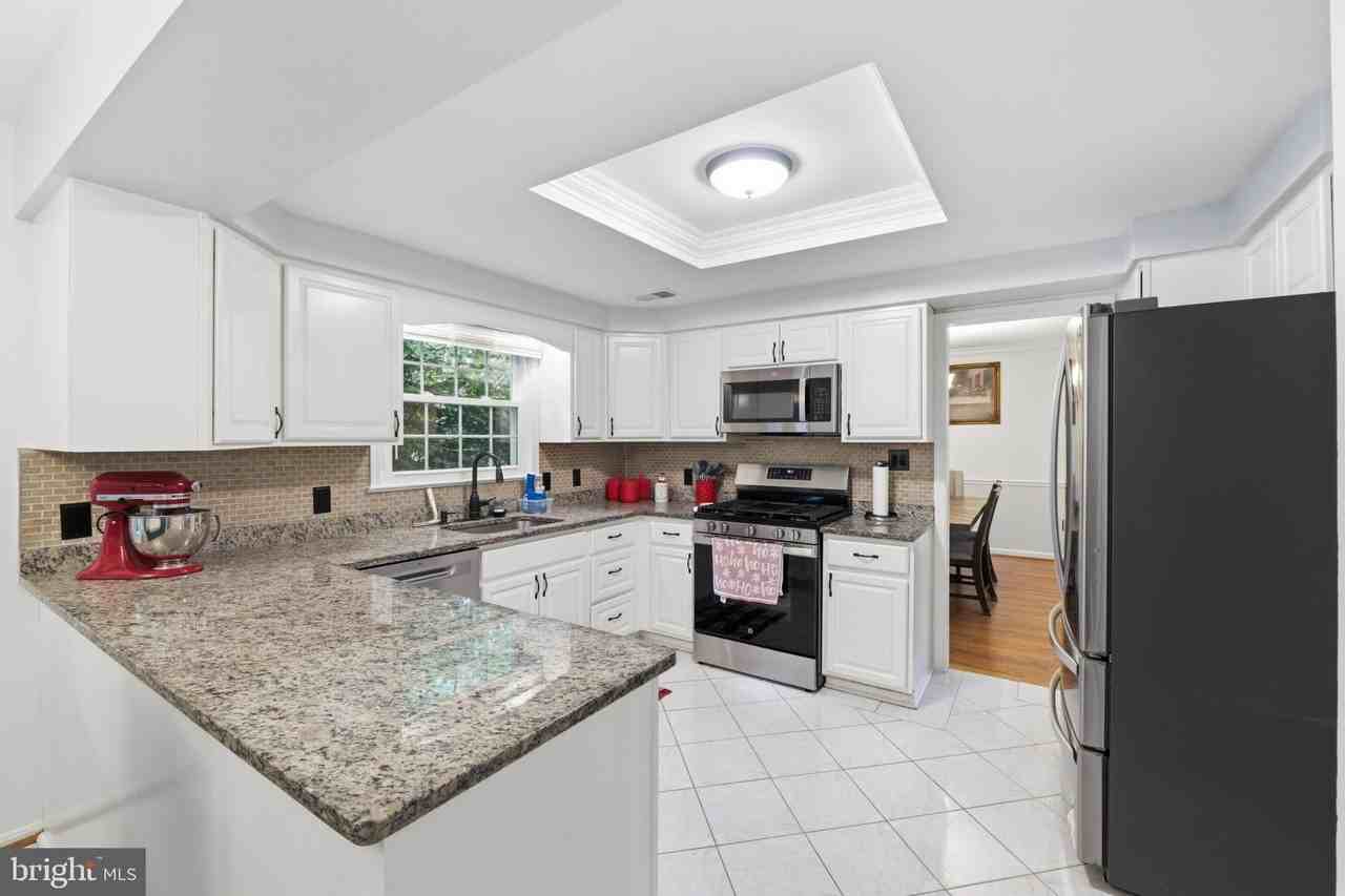 6516 Democracy Blvd - Photo 6 of 25