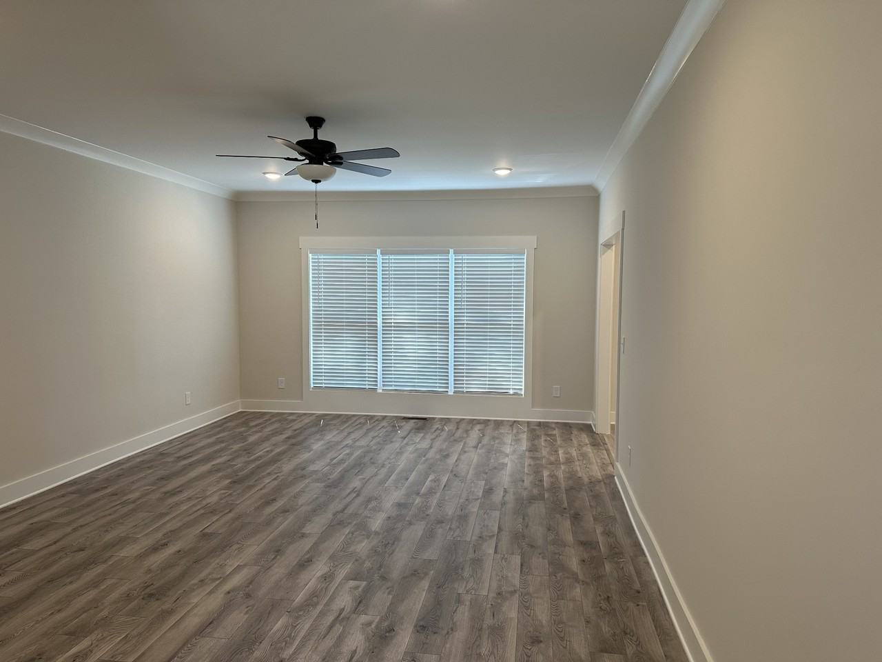 1311 Searcy St - Photo 2 of 18