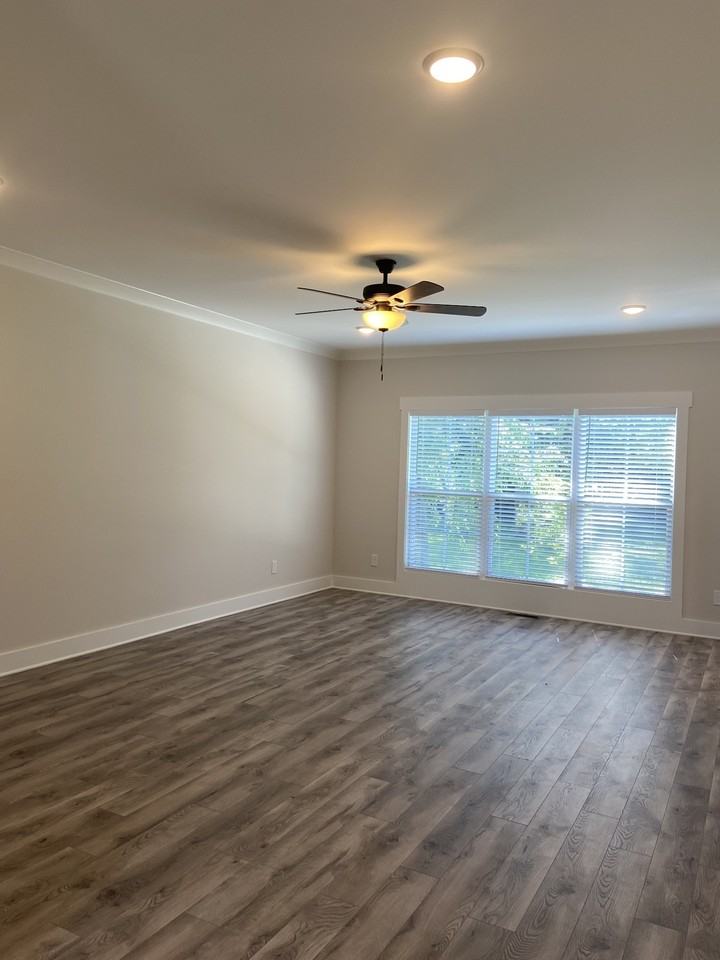 1311 Searcy St - Photo 3 of 18