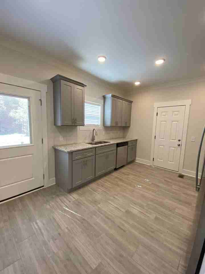 1311 Searcy St - Photo 4 of 18
