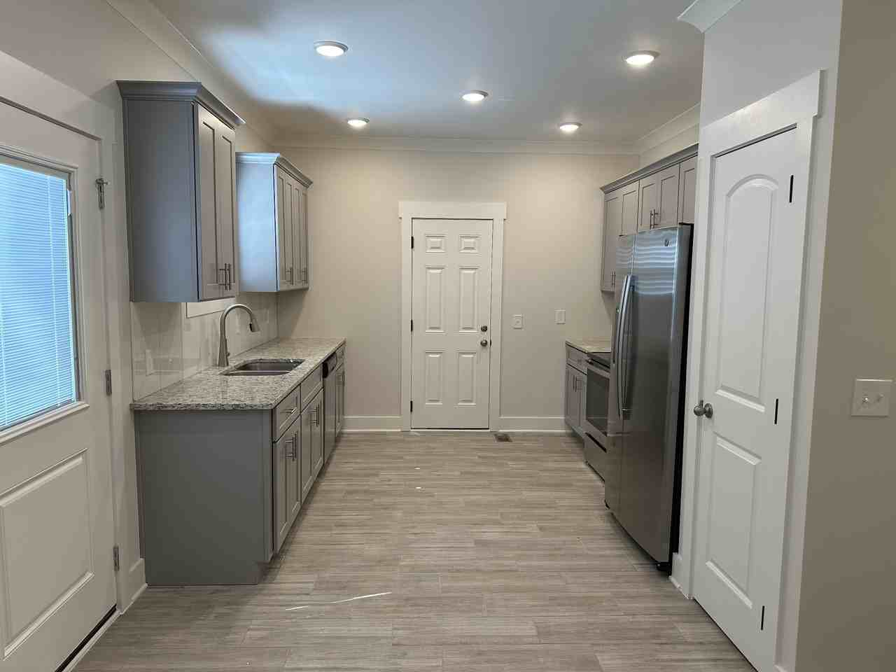 1311 Searcy St - Photo 5 of 18