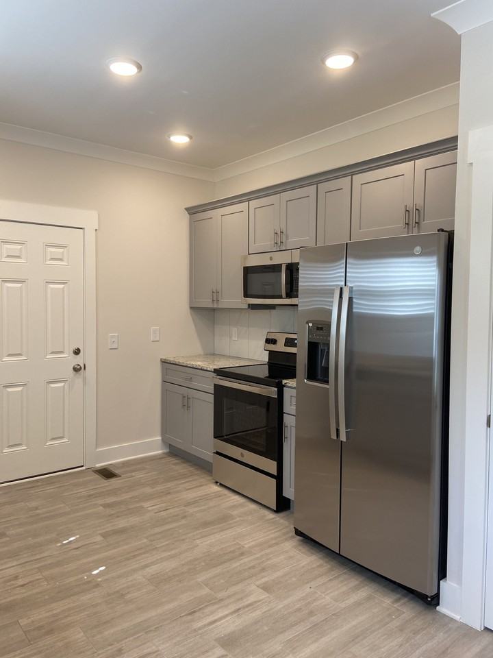 1311 Searcy St - Photo 6 of 18