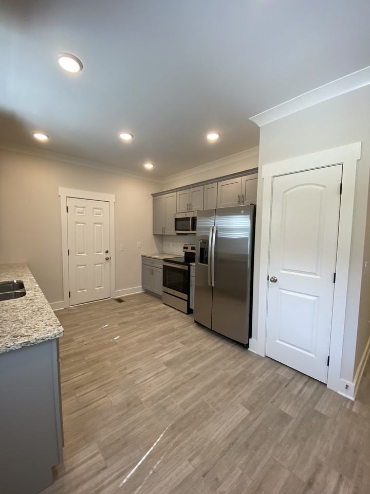 1311 Searcy St - Photo 7 of 18