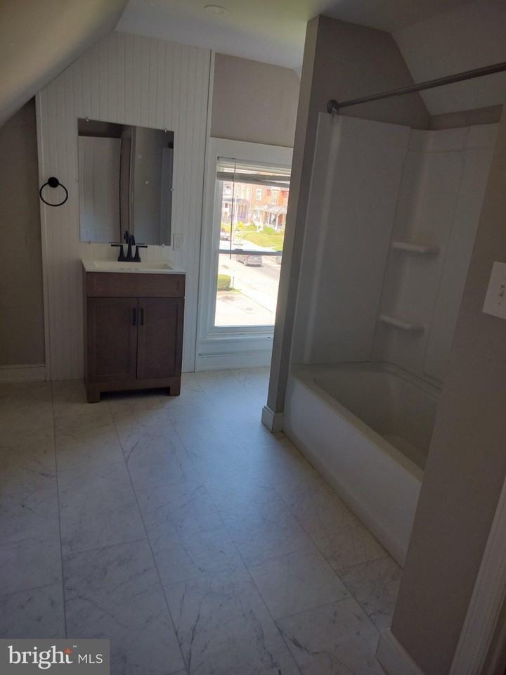 368 E Chestnut St - Photo 4 of 5