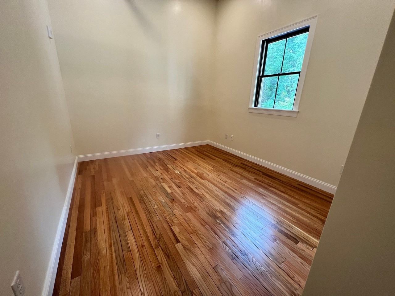 352 Manchaug Rd - Photo 5 of 6