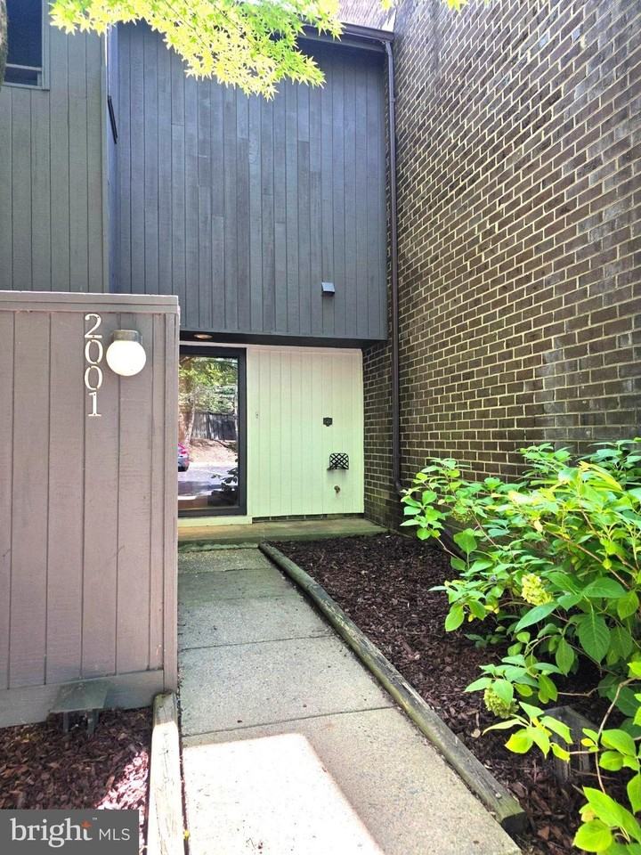 2001 Wethersfield Ct - Photo 3 of 29