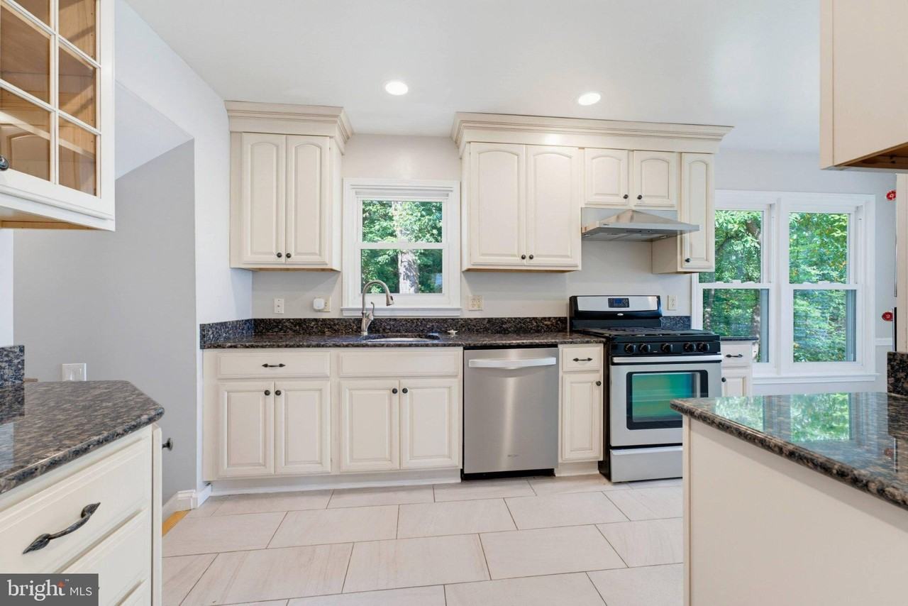 8125 Saxony Dr - Photo 4 of 50