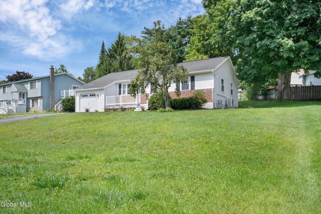 3 Colonial Ct - Photo 3 of 32