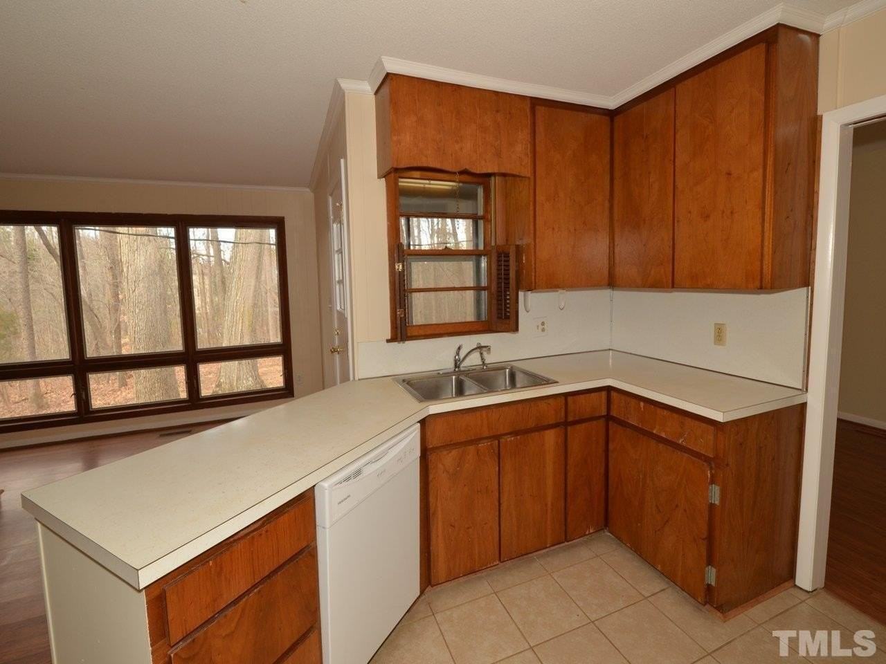 211 Lake Dr - Photo 7 of 25
