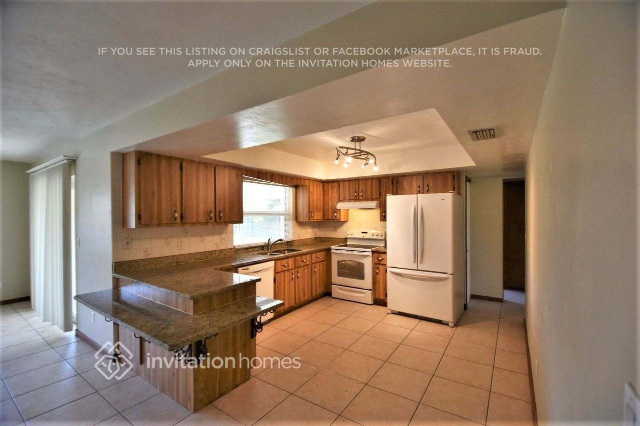 459 Se 17th Ave - Photo 6 of 18