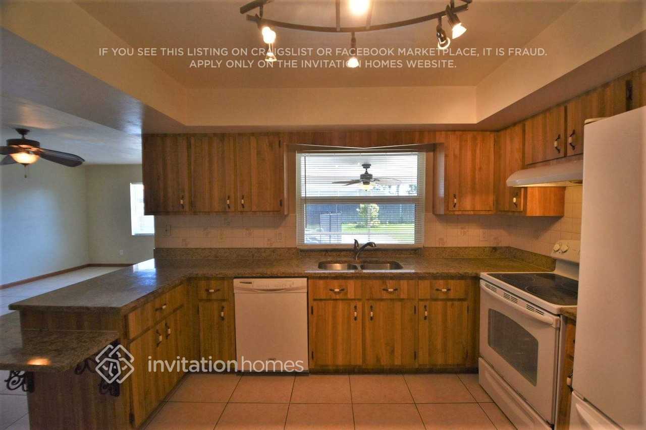 459 Se 17th Ave - Photo 7 of 18