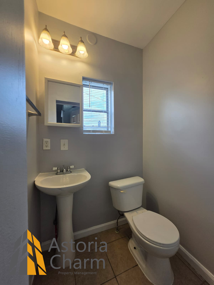 3016 Pelham Ave - Photo 2 of 41